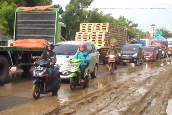 Jalur Pantura di 2 Desa Kudus Berlumur Lumpur