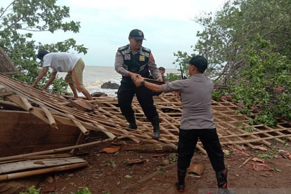 Pantai Celong Batang Diterjang Puting Beliung, 5 Warung Porak Poranda