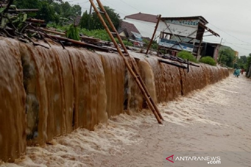 Ini Video Detik-Detik Tanggul Sungai Jebol di Kudus…