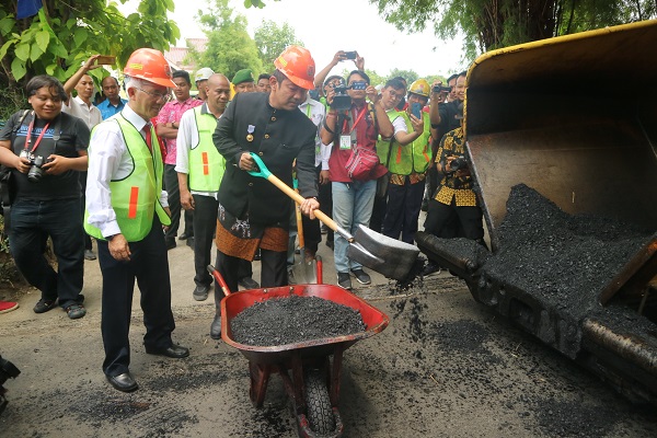 Aspal 1 Km Jalan, Udinus Semarang Gunakan Sampah Plastik