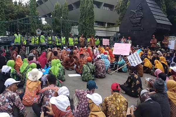 Ratusan Guru Honorer Demo di Kantor Gubernur Jateng, Ini Tuntutannya…