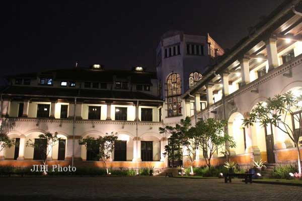 Pengin Dandan ala Noni Belanda di Bangunan Kolonial? Ke Lawang Sewu Aja…