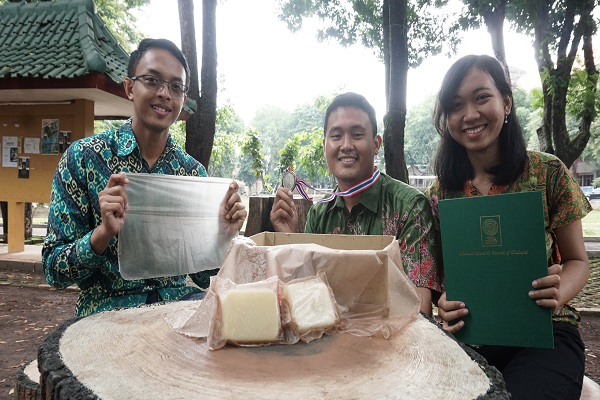 Tiga Mahasiswa UKSW Ini Ubah Kulit Singkong Jadi Plastik