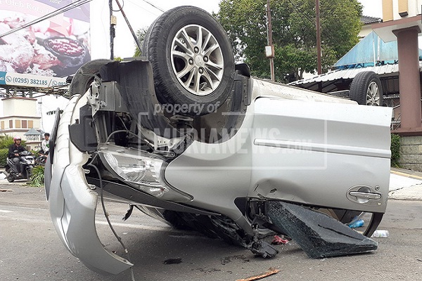 Sopir Mengantuk, Xenia Terbalik di Jalur Kudus-Pati