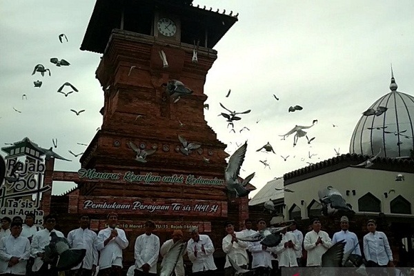 485 Merpati Dilepas saat Perayaan Ta’sis Masjid Al Aqsha Menara Kudus