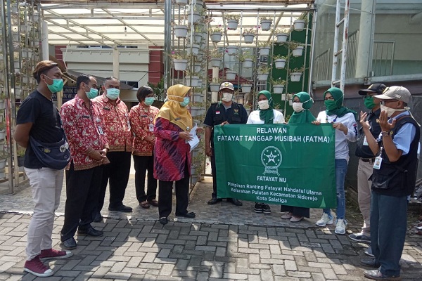 Fatayat NU Pulutan Salatiga Bagikan Cairan Disinfektan