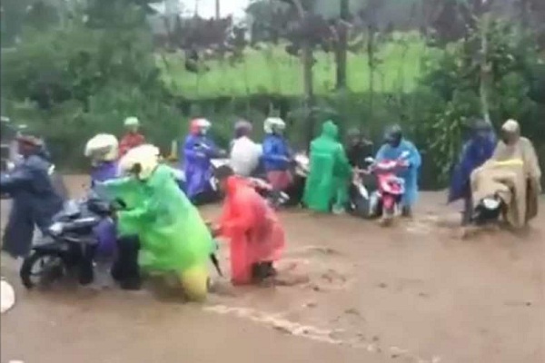 Banjir Jebak Motor di Jalur Kertek-Kledung Wonosobo
