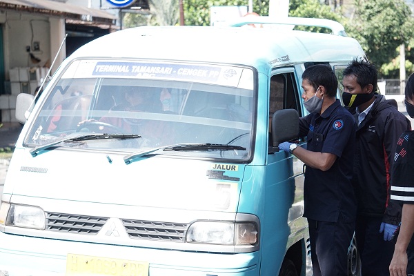 UKSW Salatiga Bagikan Paket Sembako ke Sopir Angkuta, Ini Isinya…