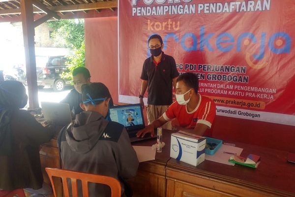 Ada Warga Belum Paham, Disnakertrans Grobogan Fasilitasi Daftar Kartu Prakerja