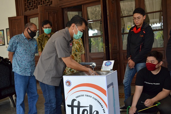 Alat Buatan FTEK UKSW Salatiga Ini Bikin Cuci Tangan Tak Perlu Memutar Keran