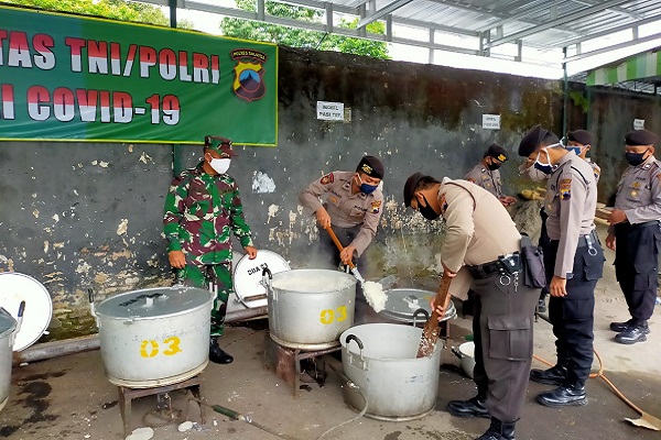 500 Paket Nasi Bungkus dan Takjil Dibikin di Dapur Umum TNI- Polri Salatiga