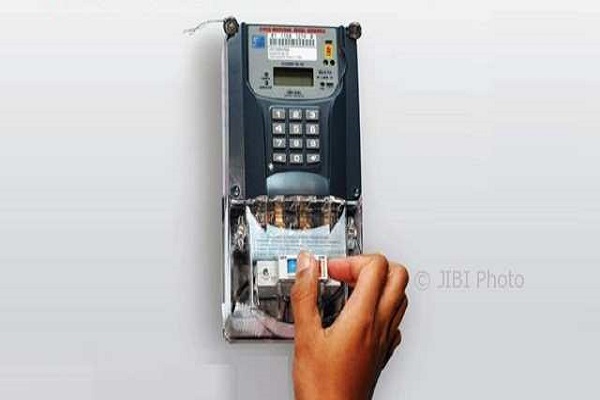 Pegawai PLN Kembali Catat Meter ke Rumah Pelanggan