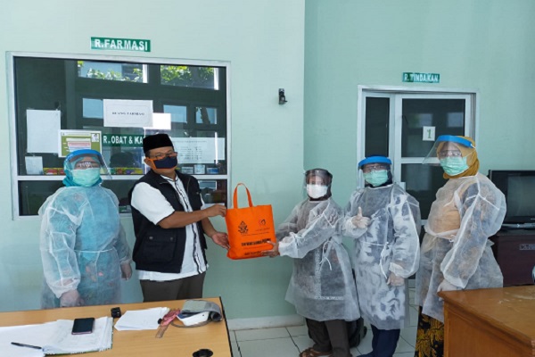 UIN Walisongo Beri APD ke Tenaga Medis di Semarang
