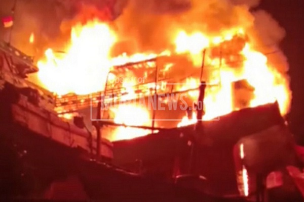 Kapal Nelayan Kebakaran Hebat di Dok Juwana Pati