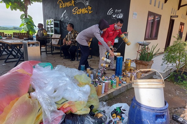 Siap Diterbangkan, Puluhan Balon Udara di Pekalongan Disita Polisi