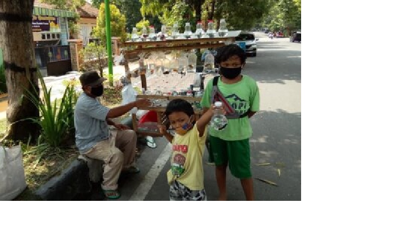 Dua Bocah di Klaten Ini Harus Berjualan Ikan Hias Guna Membantu Ekonomi Keluarga