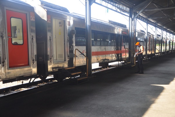 KLB di Stasiun Tawang Tolak 26 Penumpang, KAI Berlakukan Ganjil-Genap