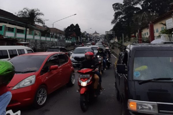 Objek Wisata di Tawangmangu Masih Tutup, Masyarakat Sudah Padati Jalan…