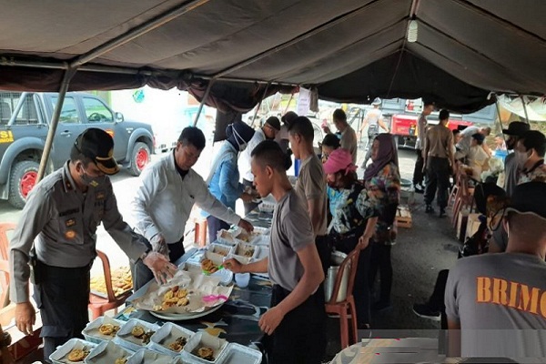 Korban Rob di Kota Pekalongan Terima Nasi Bungkus