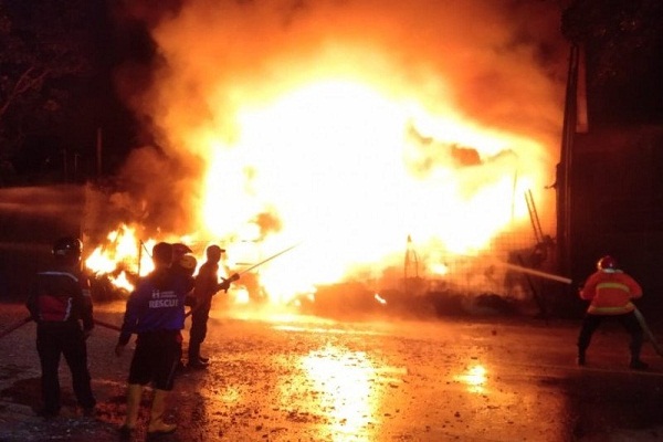 Gudang Ban di Kudus Terbakar, Kerugian Ditaksir Rp1 M