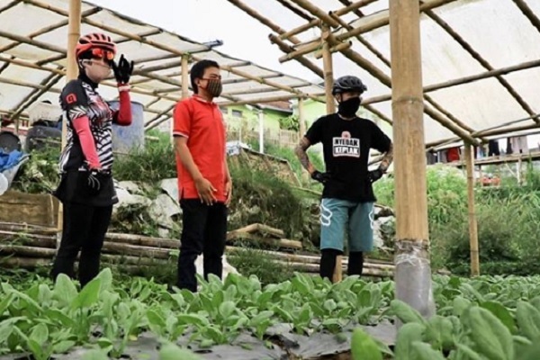 Gubernur Jateng Rela Sepedahan 53 Km Demi Temui Petani Milenial di Kopeng