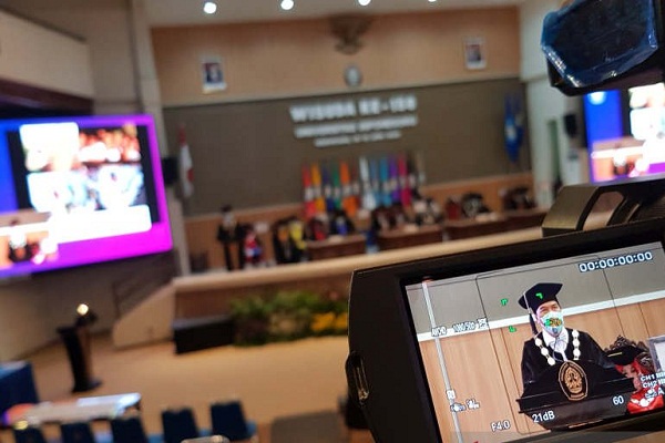 Undip Wisuda Jarak Jauh, Kuliah Juga Ikut…