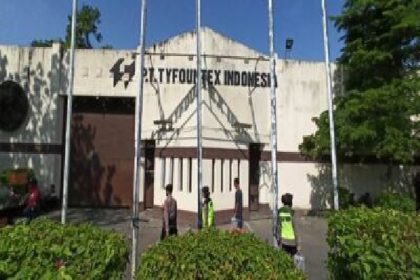 Berisiko Persebaran Covid-19, Demo Ratusan Karyawan PT Tyfountex Sukoharjo Dibubarkan Aparat