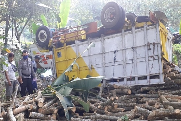 Gagal Menyalip di Tanjakan, Truk Bermuatan Kayu di Grobogan Terguling
