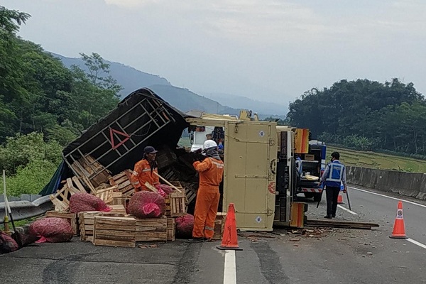 Truk Vs Truk di Ruas Tol Salatiga, Satu Korban Meninggal Dunia