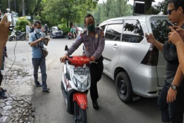 Nenek-Nenek Tertabrak Motor Saat Nyeberang Jl. Adi Sucipto Solo, Identitasnya Belum Diketahui