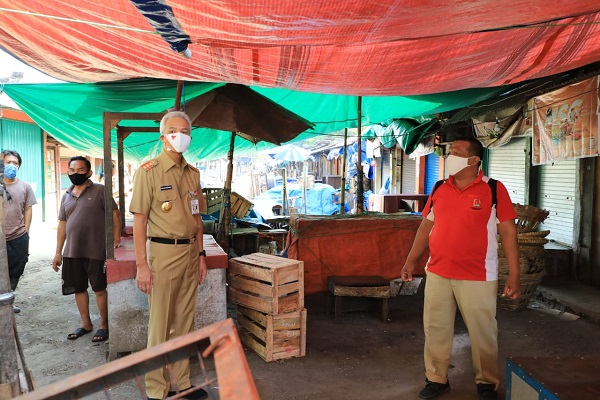 3 Pedagang Positif Covid-19, Ganjar Minta Pasar Karangayu Terapkan Jaga Jarak
