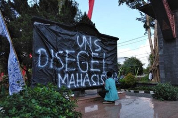 Demo Mahasiswa UNS Solo Segel Kampus