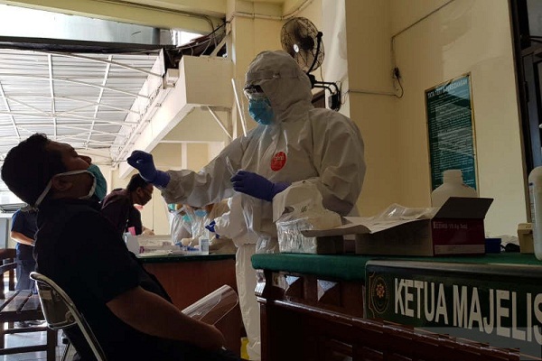 1 Meninggal, Warga PN Semarang Tes Covid-19