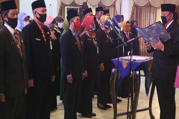 Dedy Yon Supriyono Lantik 29 Kepala Sekolah di Kota Tegal