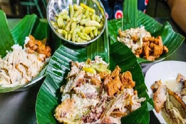 Di Sunggingan Kudus, Ayam Panggang Diopor