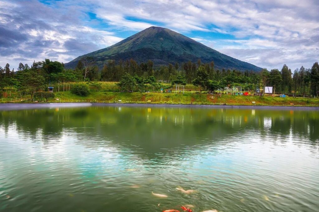 Embung Kledung Cerminkan Indahnya Gunung Sindoro dan Sumbing