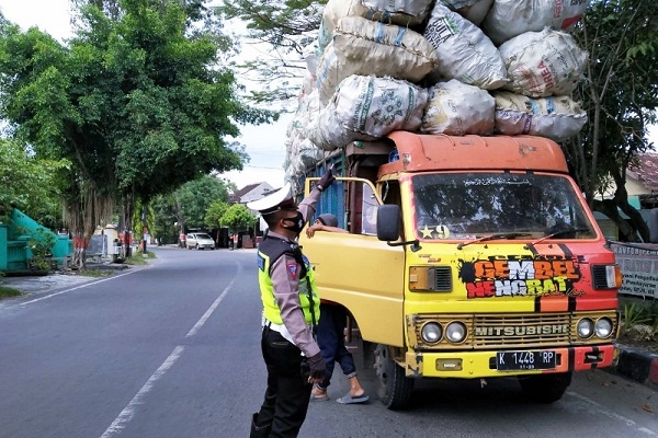 Operasi Patuh Candi 2020 di Grobogan Tindak Truk Kelebihan Muatan