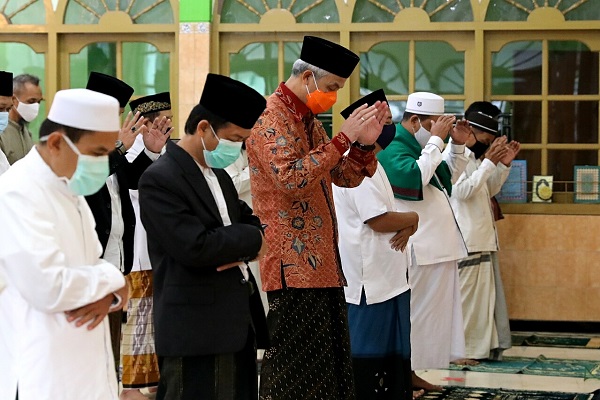 Gubernur Ganjar Pilih Salat Iduladha di Kantor Kemenag