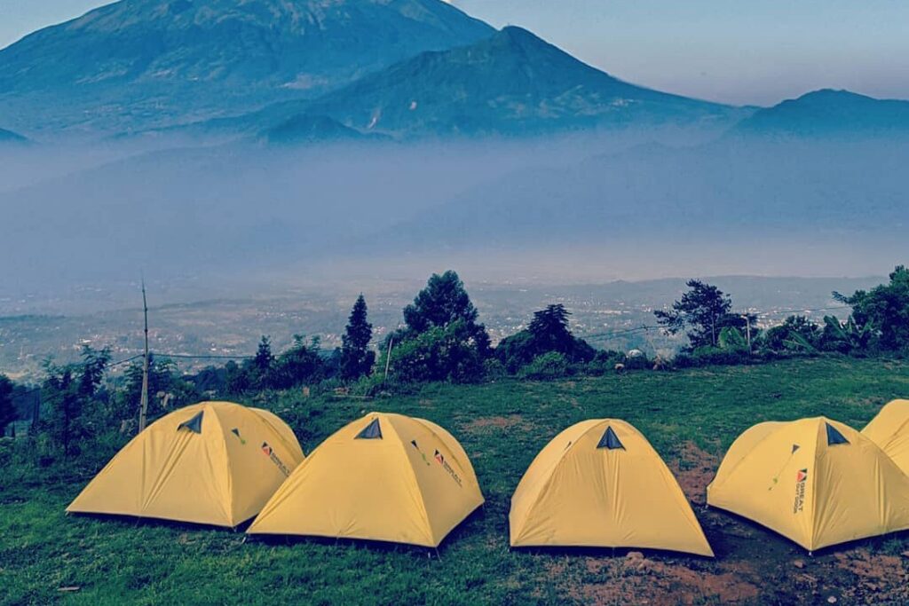 Kemah Berlatar Pemandangan Semarang, Mawar Camp Area Tempatnya…
