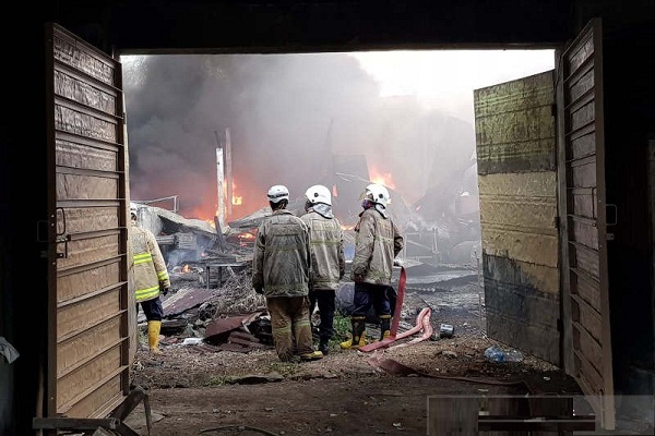 Kebakaran Landa Gudang Cat di Kota Semarang