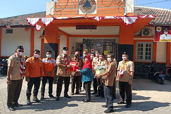 Kwarcab Pramuka Beri Bantuan ke Tim Pemakaman Covid-19 Grobogan