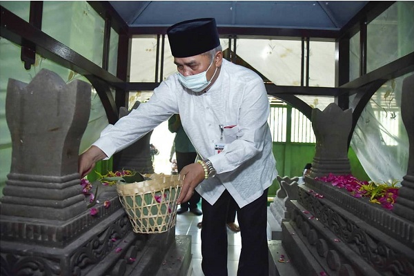 Jelang Hari Jadi Kebumen, Bupati Sowan Makam Leluhur