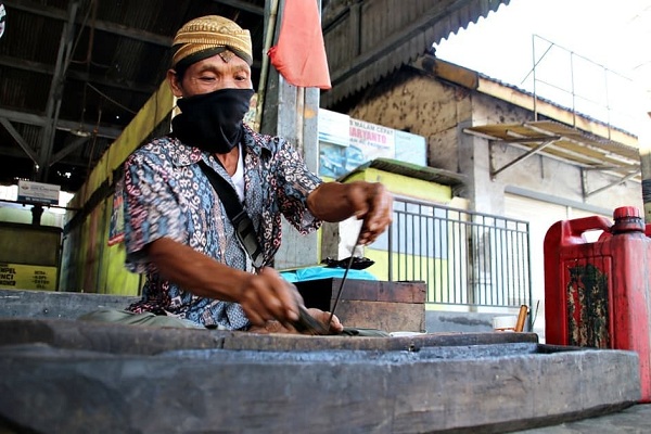 Jasa Cuci Keris di Blora Laris Manis di Tengah Pandemi