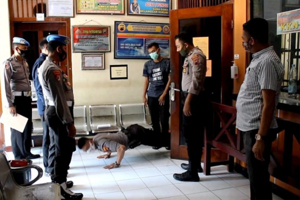 Tak Kenakan Masker, Polisi Grobogan Push Up