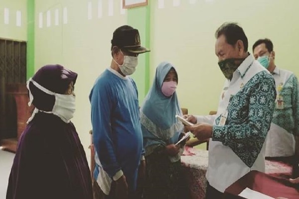 Terdampak Covid-19, 42 Warga Pekalongan Terima Kartu Jateng Sejahtera