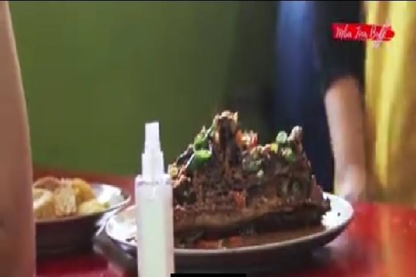 Kunjungi Semarang, Bule Rumania Ini Jajal Kepala Manyung di Warung Makan Bu Fat
