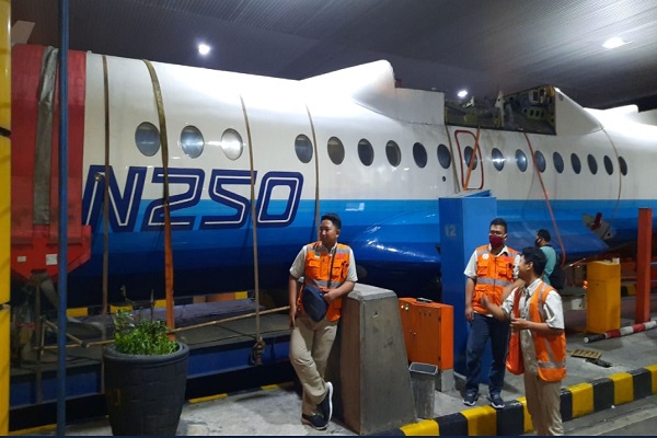 Diangkut ke Yogya, Pesawat Habibie Tersendat di Tol Semarang