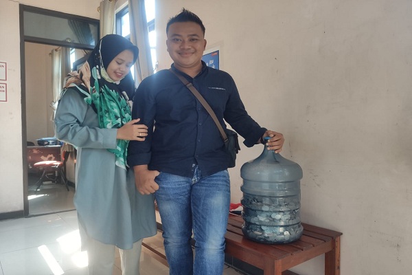 Beli Motor Honda Buat Istri, Pria di Demak Kumpulkan Uang Koin Segalon
