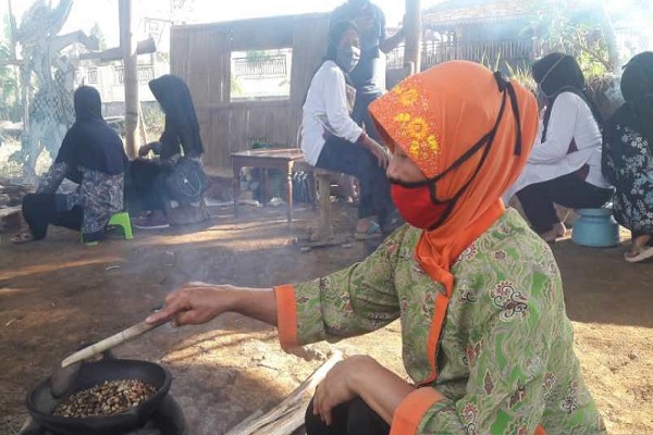 Unik, Pasar di Temanggung Gelar Kontes Sangrai Kopi Tradisional