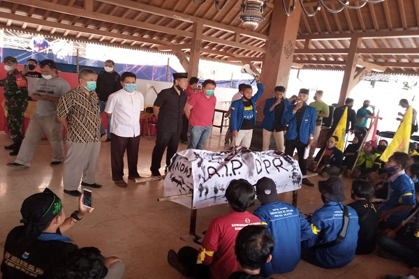 Bawa Keranda ke DPR, Mahasiswa Salatiga Tolak Omnibus Law